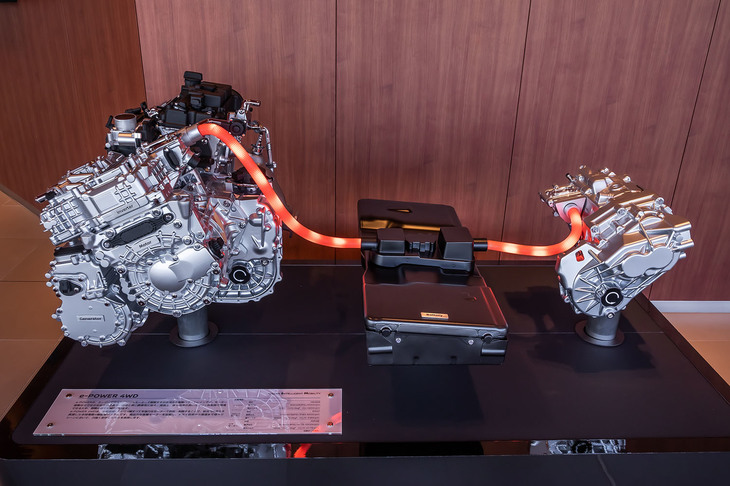 前後独立式モーターを搭載する「ノート オーラ」の4WDシステム（写真は構造紹介用のディスプレイ）。リアのモーターは最高出力68PS、最大トルク100N・mを発生する。