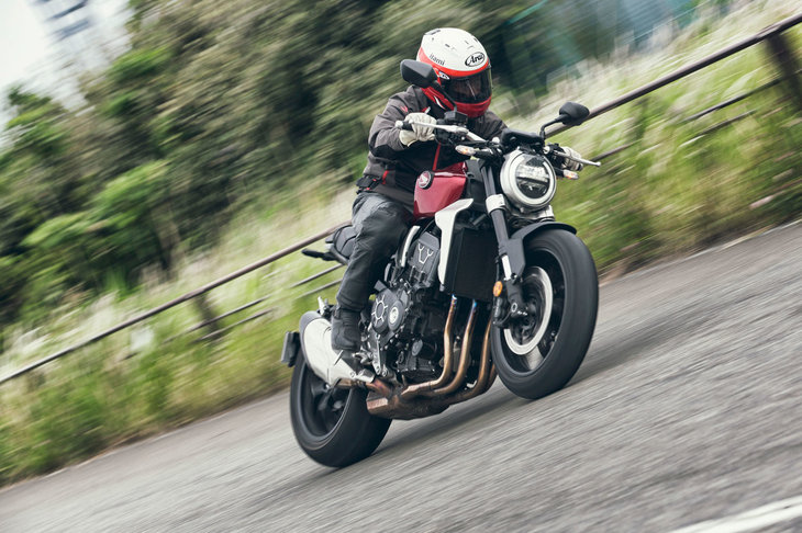 「CB1000R」にはシフトダウン時のエンジンブレーキによるリアタイヤのロックやホッピングを防ぐアシストスリッパークラッチや、クラッチ操作なしでの変速が可能なクイックシフターが装備されており、スムーズで快適なライディングが可能となっている。