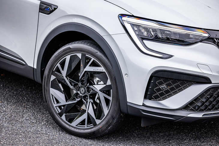 19インチホイールに225/45R19サイズのタイヤを組み合わせるのは「E-TECHハイブリッド」と「マイルドハイブリッド」に共通。今回の試乗車両には「ハンコック・ヴェンタスS1 evo3」タイヤが装着されていた。