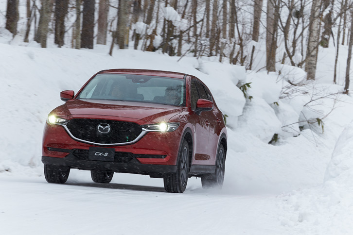 北海道で開催された雪上試乗会にて、剣淵試験場のテストコースを走る新型「マツダCX-5」。（写真＝郡大二郎）