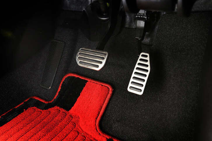 「スイフトスポーツ」ではMT車、AT車ともに、専用形状のステンレス製ペダルプレートが装備される。