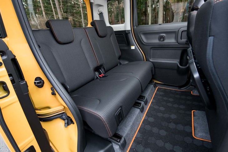 リアシートにもはっ水加工が施される。左右独立してスライドさせることが可能で、調整幅は最大で210mm。