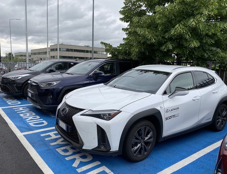 トヨタ販売店に置かれた「レクサスUX」。2020年6月、イタリア・シエナにて。