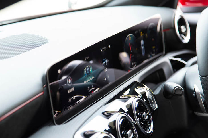 10.25インチの液晶画面を横に2枚並べたディスプレイ。左（写真手前）がインフォテインメントシステム用で、右がメーターパネル用となる。