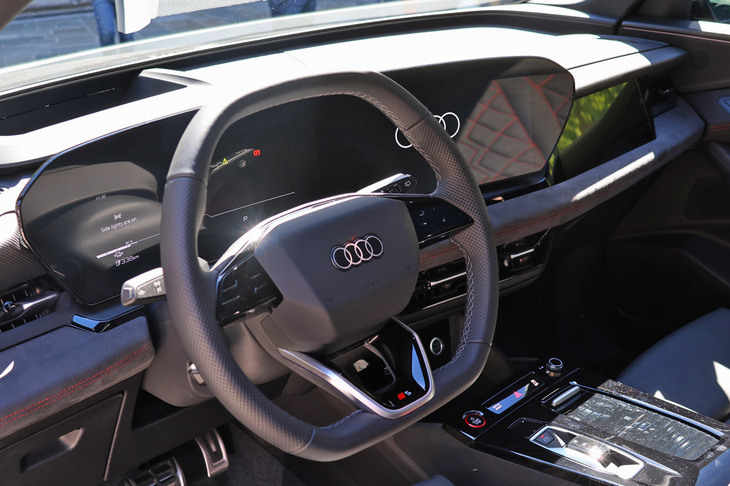 「アウディSQ6 e-tron」のインターフェイスは、11.9インチ アウディバーチャルコックピットと14.5インチMMIタッチディスプレイの組み合わせ。