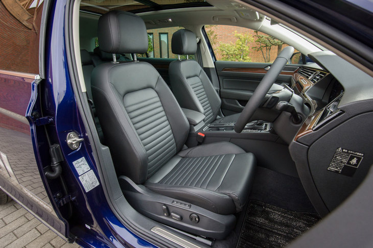 「TDIハイライン」のシートは、ナッパレザー仕立てが標準。電動調整機構も備わっている。