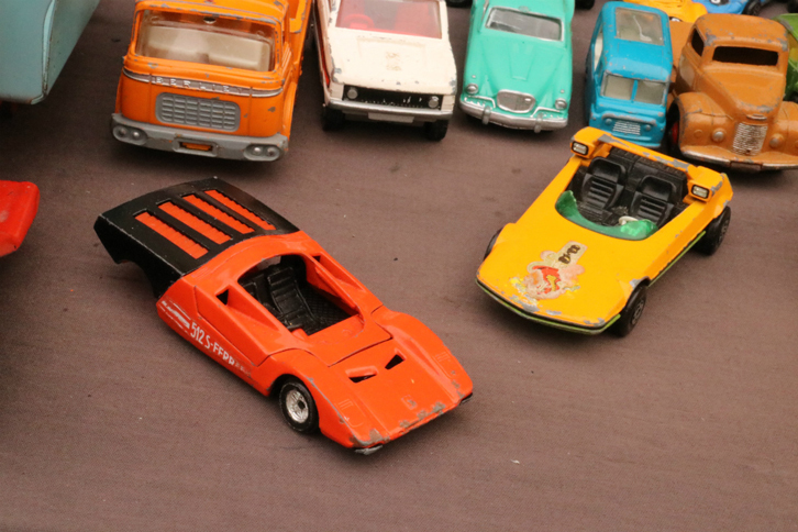 英国マッチボックスによる「ピニンファリーナ512Sベルリネッタ スペチアーレ」（写真左）と、「ベルトーネ・ラナバウト」（同右）。