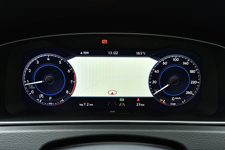 今回のマイナーチェンジの目玉のひとつである、デジタルメーターの「アクティブインフォディスプレイ」。アウディの「バーチャルコックピット」が地図のズームを自在にできるのに対し、こちらは大／小が選択できるだけにとどまる。