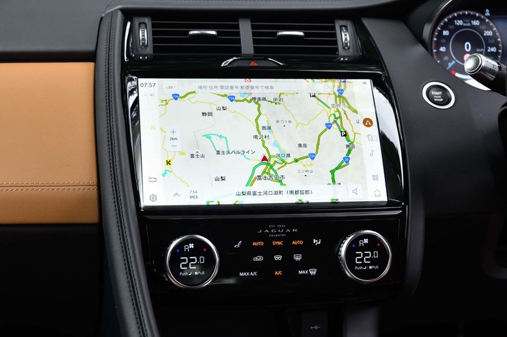 センターコンソールには11.4インチのタッチ式ディスプレイが備わる。表示パネル付きの空調ダイヤルも特徴的。