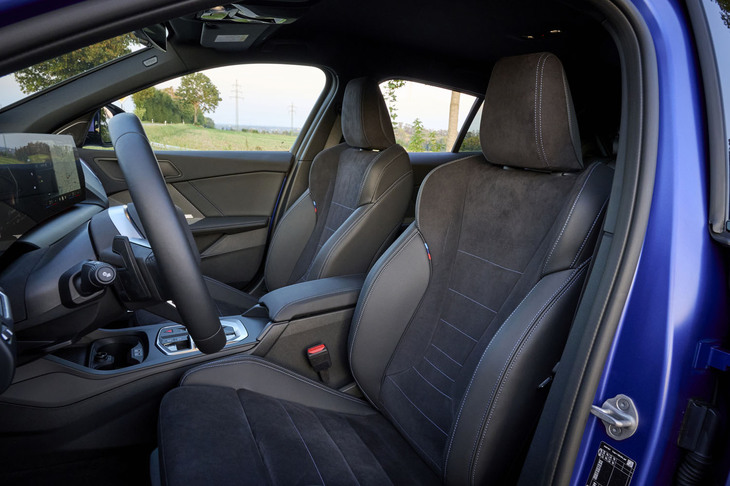 シート表皮をはじめ、インテリア全体で完全なレザーフリーを達成したのも新型の特徴。このオプションのスポーツシートにはリサイクルペットボトル由来の素材が使われる。