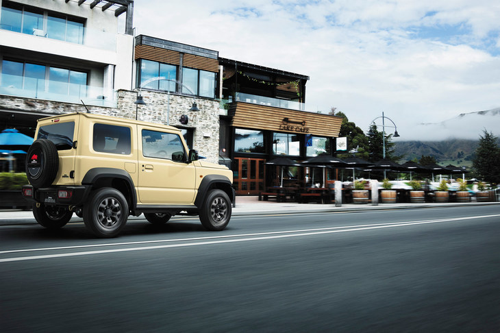 「ジムニー／ジムニーシエラ」は、スポーティーな全体のフォルムからこだわりの感じられるディテールまで、とにかく“やり切った”感のあるデザインに仕上がっていた。