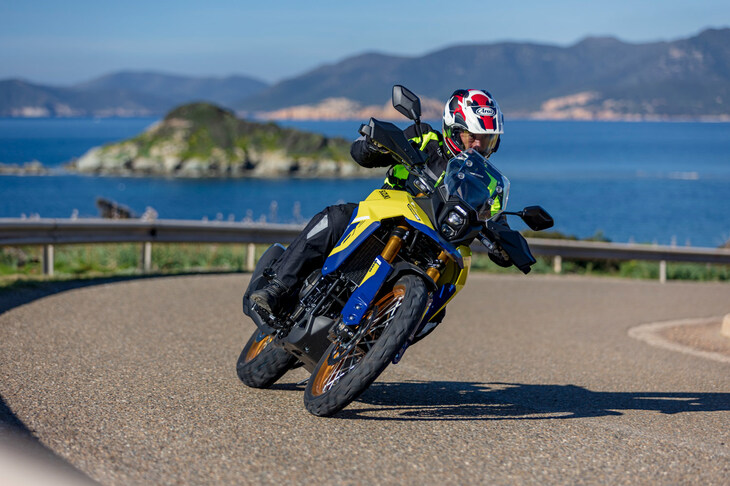 急峻（きゅうしゅん）なワインディングロードでは舗装路におけるフットワークを体感。正確なハンドリングとトルクフルなエンジン特性により、気持ちよく走ることができた。