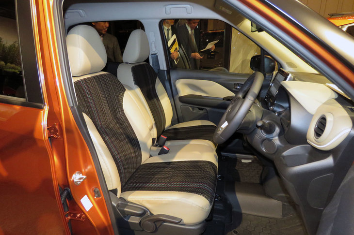 「プレミアムインテリアパッケージ」に含まれる、合成皮革とファブリックのコンビシート。