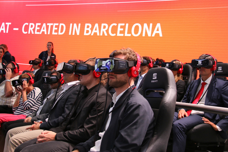 立体的な映像体験ができる「3D VRゴーグル」を活用する出展者が花盛り。中でもセアトは、動くライド型シートを取り入れて人気を集めていた。脇で見ていても全然面白くないのが欠点だが、これぞ未来のモーターショーの姿か。