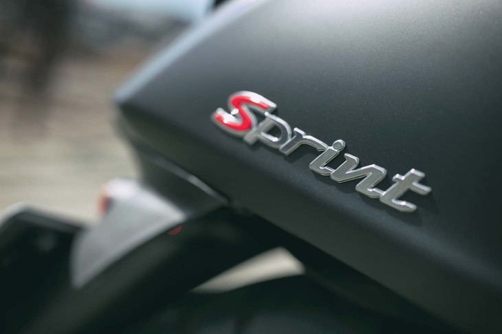 
	リアエンド右側の「Sprint」エンブレム。ワンポイントの赤いカラーリングがアクセント。
	