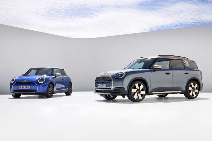 電気自動車として生まれ変わった「MINIクーパー」（写真左）と「MINIカントリーマン」（写真右）。EVになっても、ひと目でMINIとわかる内外装のデザインが特徴だ。