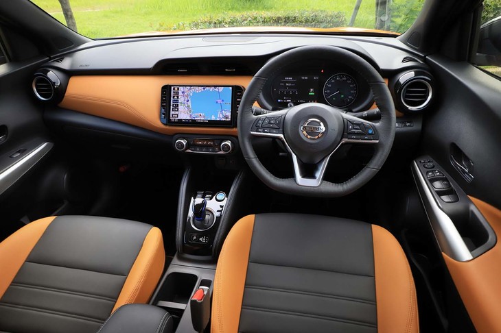 今回の試乗車は上級グレード「X ツートーンインテリアエディション」。オレンジタン×ブラックの鮮やかなインテリアが広がる。