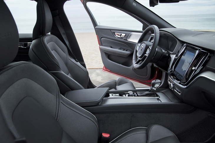 「T6 AWD R-DESIGN」のシートは、上質なナッパレザーとテキスタイルで仕立てられている。