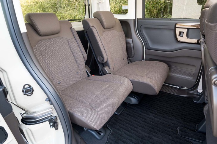 後席のスライド幅は最大18cm。一番後ろまで下げた手前のシートの足元は落ち着かないほどに広い。