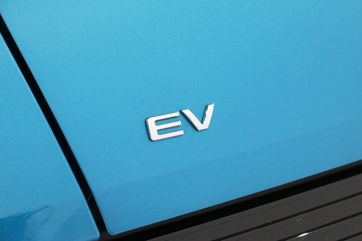 BYDアットスリー（「EV」ロゴ）