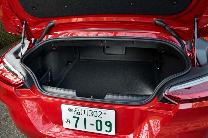 トランクルームには、ソフトトップの開閉に関わらず281リッターの容量を確保。ベーシックな「sDrive20i」を除き、すべての仕様にスルーローディング機構が備わっている。