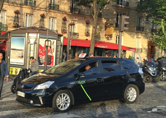 パリのタクシー会社「G7」は、ウーバーをはじめとするインターネット配車サービスに対抗するため、独自のアプリを導入するなど、さまざまなアイデアを試みている。直近では、タクシーのカラーリングも刷新。エコカーではグリーンのラインが、それ以外は赤のラインが斜めに走る。