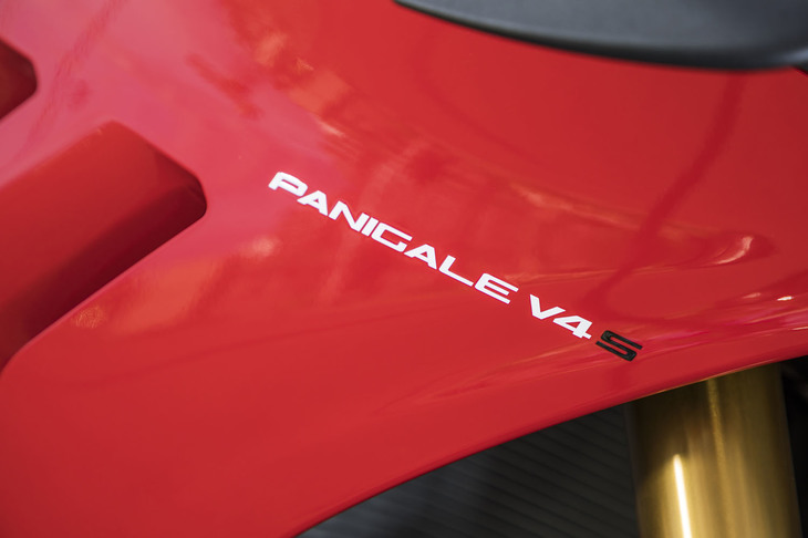 V4エンジンを積むドゥカティ初の量産市販モデルとして、2017年に発表された「パニガーレV4」シリーズ。2020年モデルでは動力性能を高めるべく、空力、シャシー、電子制御のすべてに改良が加えられた。