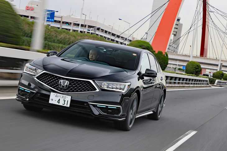 首都高速湾岸線を走行する「レジェンド ハイブリッドEX・Honda SENSING Elite」。「レベル3」の自動運転を実現するセンサーや制御は、ACCやLKASの性能向上にも寄与している。