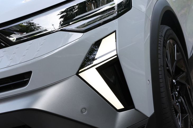 ロザンジュをモチーフとしたデイタイムランニングランプとLED式ヘッドランプは、全グレードに共通する標準装備のアイテム。