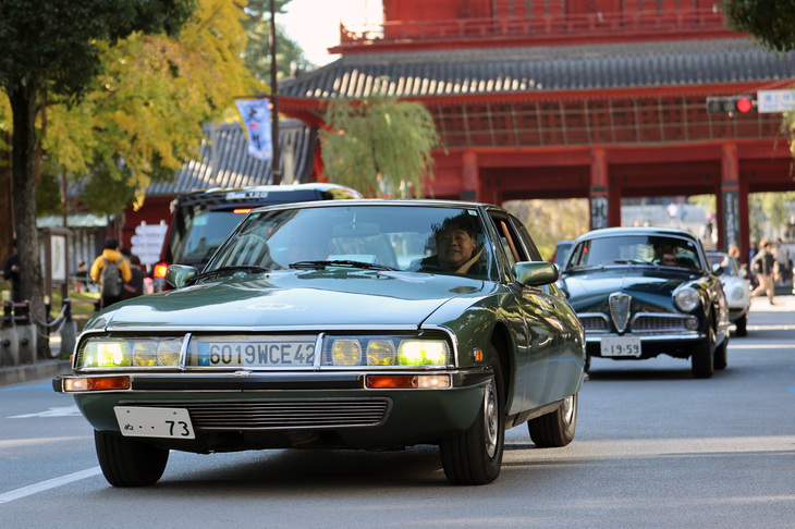 ゴールである汐留西公園まで残すところ約1km、港区芝の増上寺前を行く1973年「シトロエンSM」。1959年「アルファ・ロメオ・ジュリエッタ スプリント」が続く。