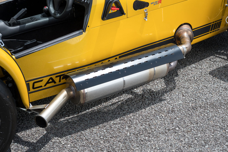 ドライバーに刺激的なサウンドを聞かせてくれる、太いサイドマフラー。位置が位置だけに、降車時にはヤケドしないよう要注意だ。