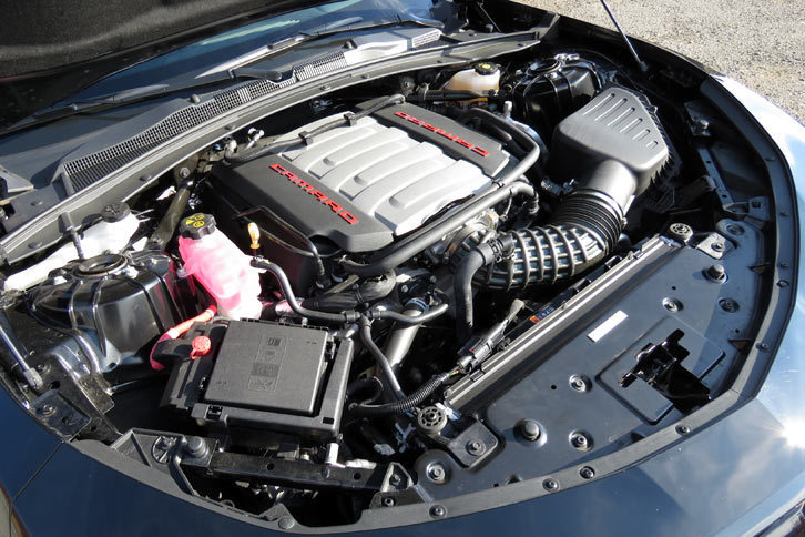 6.2リッター自然吸気エンジンの「LT1」。形式は古式ゆかしきV8 OHVだが、燃料の筒内直接噴射や気筒休止など、モダンな技術が随所に取り入れられている。余談ですが、気筒休止機構を世界で初めて市販車に積んだのはGMなんですよ。ご存じでした？