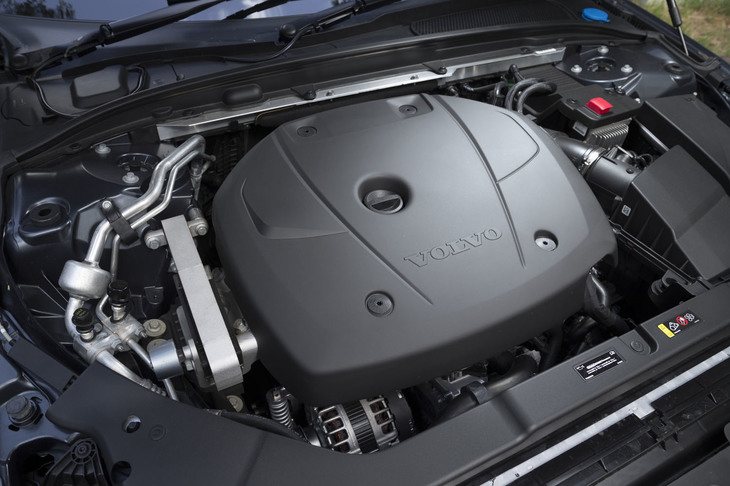 2リッター直4ターボエンジンは、1500rpmの低回転域で350Nmの最大トルクを発生。JC08モードの燃費値は12.9km/リッターとなっている。