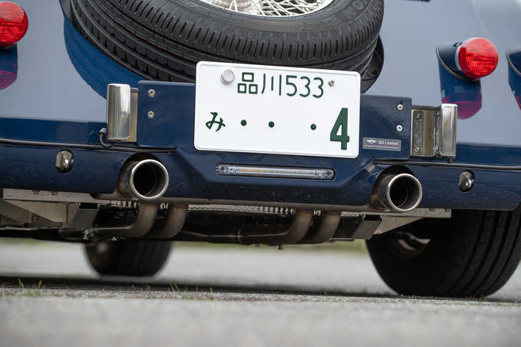 ナンバープレートの下から顔をのぞかせる、左右2本出しのマフラー。音量は控えめだが、4気筒ターボならではの鼓動感と低音で、ドライブを盛り上げてくれる。