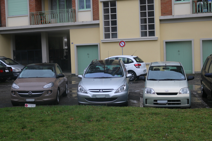 一般車両の部。ある集合住宅の前で、「ダイハツ・クオーレ」（写真右）がけなげな姿でたたずんでいた。そういえばダイハツは欧州撤退前、ジュネーブモーターショーには毎年意欲的に出展していた。