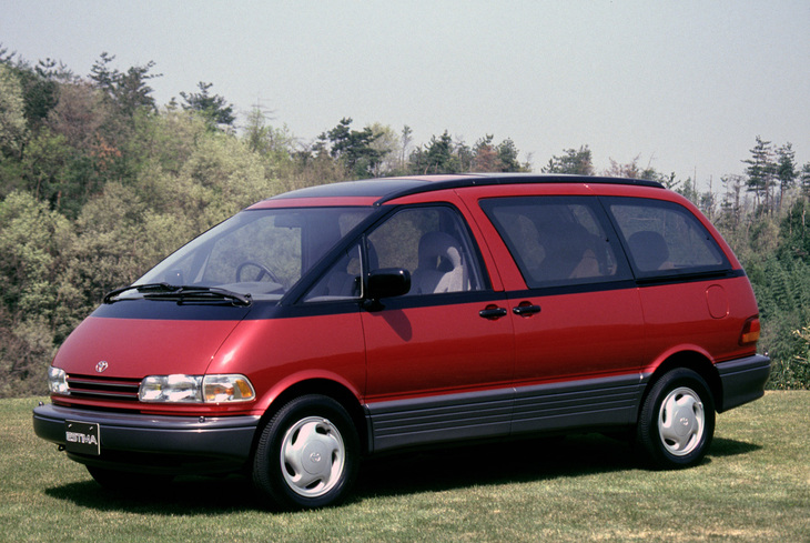 1990年「トヨタ・エスティマ」。全長×全幅×全高＝4750×1800×1760mmのワンモーションフォルムのボディー床下に2.4リッター直4 DOHCユニットをミドシップ。アンダーパワーという声が上がったものの、より大きなエンジンを積むスペースの余裕はなく、スーパーチャージャー仕様が追加された。