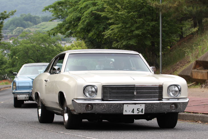 1970年「シボレー・モンテカルロ」。454立方インチ（7.4リッター）のV8エンジンを積んだフルサイズの高級パーソナルクーペ。