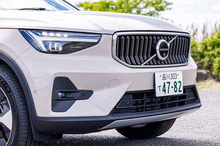 「XC40ウルトラB4」は4WD車のみの設定。走行状況や周囲の車両に合わせて照射パターンを変え、常に最適な視界を確保する「ピクセルLEDヘッドライト」が標準で装備される。