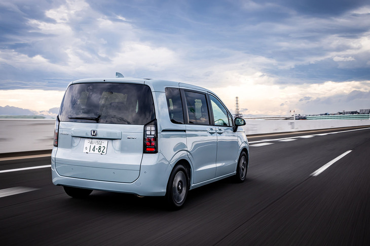 フロントバルクヘッド部の板厚を増し、車体剛性の強化と静粛性の向上を同時に実現。新型「フリード」の走りは、上質さと確実な進化を体感させるものだった。