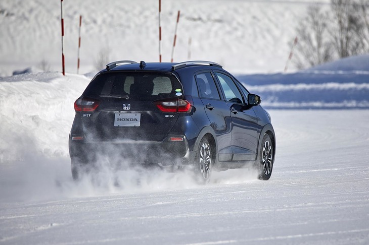 先代に比べ、ハイブリッドユニットのモーターが発生するトルクは1.6倍にアップ。その結果、1.5リッター直噴ターボ車を上回る加速性能を実現している