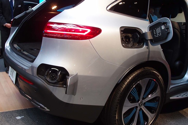 給電口は2つ。リアバンパー右側（写真左下）には普通充電用の給電口が、右リアフェンダー上部（写真右上）にはCHAdeMO規格の給電口が備わる。