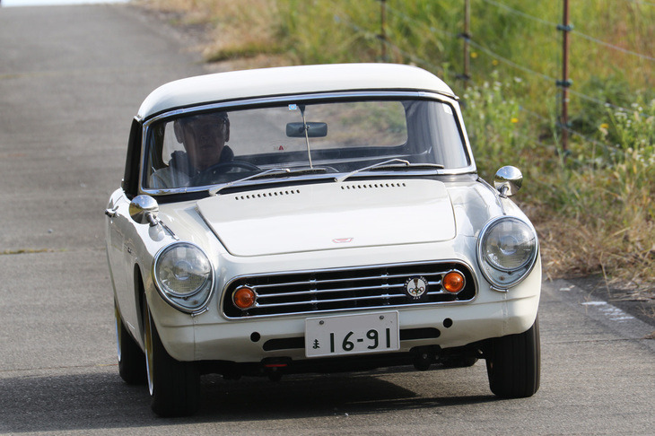 「ホンダS還暦ミーティング」の参加車両より。これも初期のワークスマシン風に仕立てられた「S600」。ちなみに「S500」のボディーを流用した最初期型S600は100台ほどつくられたそうで、マニアの間では「ゴロッピャク」と呼ばれている。