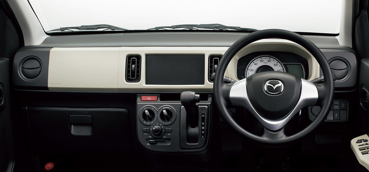 「マツダ・キャロルGS」のインテリア。パネルカラーや一部意匠を変更している。