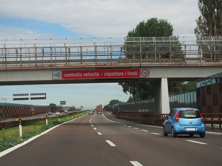 モデナからオーストリア国境をつなぐA22号線。1960年代末から徐々に開通したものだが、すでに交差する跨線橋の古さが目立つ。