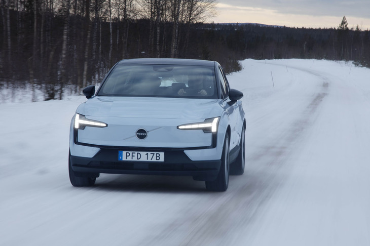 ドライブした「EX30ツインモーター パフォーマンス」はスパイクタイヤの「ミシュランX-ICEノース4」を履いていた。