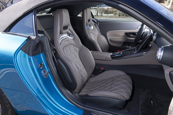 全体の薄さと大きなサイドボルスターが特徴的なAMGパフォーマンスシートはオプションの「AMGパフォーマンスパッケージ」で装着できる。トリュフブラウンの表皮が渋い。