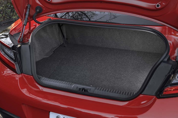 トランクの入り口は狭いが奥行きはたっぷり。後席背もたれを倒すと交換用タイヤが4本積めるようになっている。