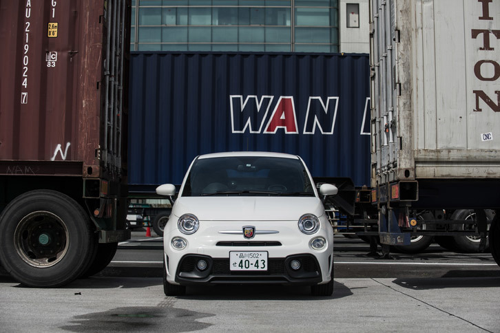 「アバルト595」のフロントマスク。よりワイド感を強調した意匠のバンパーが、従来モデルとの大きな違いだ。