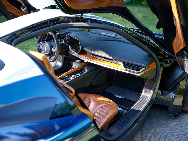 「バティスタ チンクアンタチンクエ」のインテリア。助手席のドアプレートと可変リアウイングの下部に「Cinquantacinque 55」の文字が刻まれ、トリムやシートは「ビスポークマホガニー」（ポルトローナ・フラウ ヘリテージレザー）で仕上げられている。