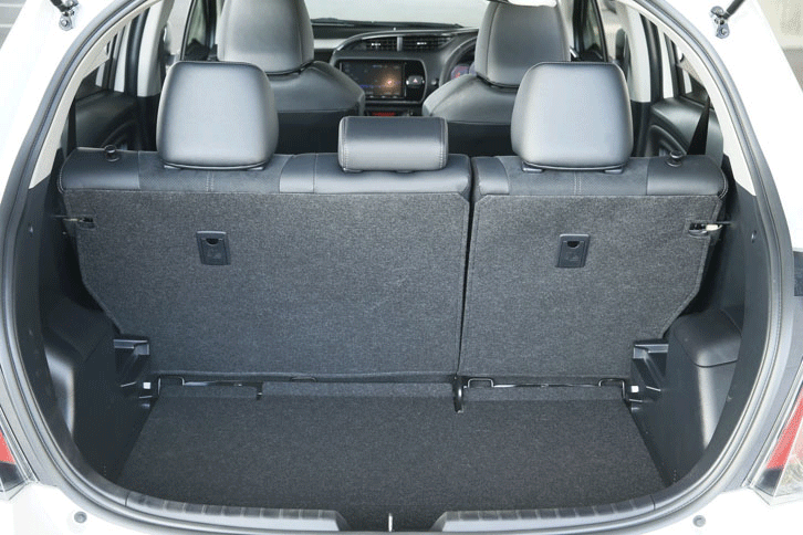 荷室の様子。積載容量は、分割可倒式の後席を倒すことで拡大できる。（写真をクリックすると、荷室のアレンジが見られます）